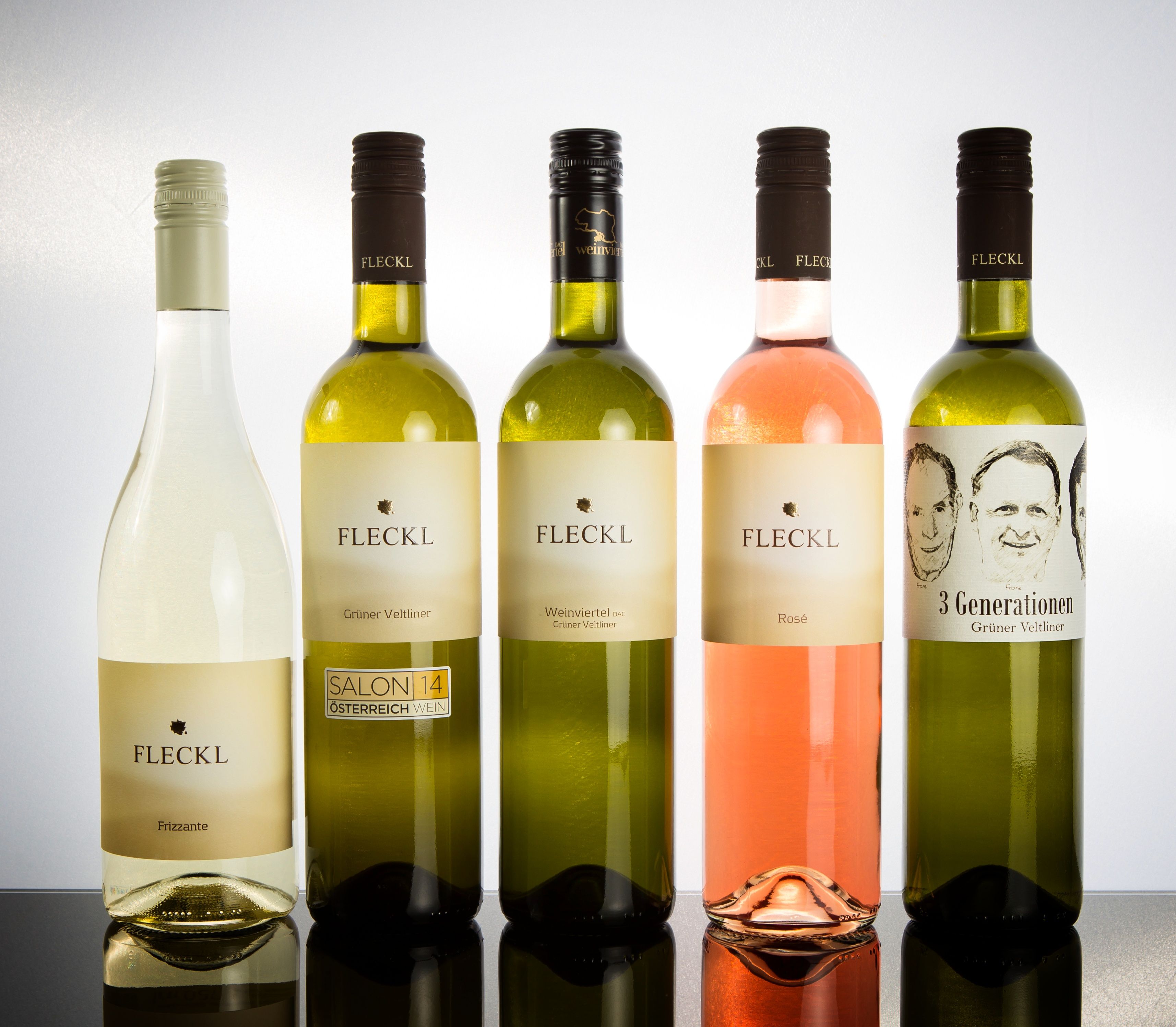 Fünf Weinflaschen der Marke Fleckl, darunter Frizzante, Grüner Veltliner und Rosé.