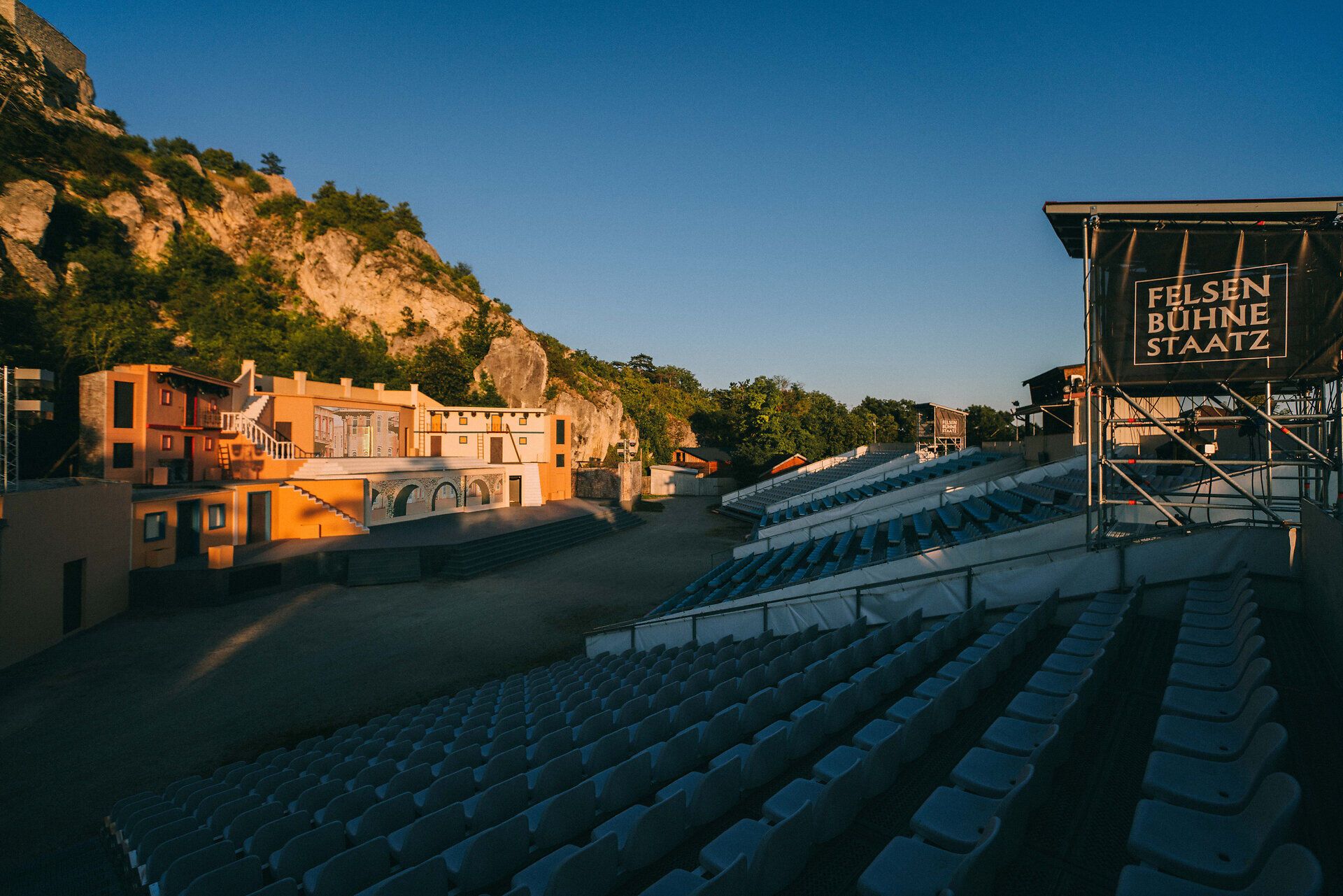 Die Felsenbühne Staatz strahlt eine magische Atmosphäre aus, umgeben von majestätischen Felsen und üppigem Grün. Hier, wo die Natur auf Kunst trifft, können Besucher unvergessliche Theateraufführungen unter freiem Himmel erleben.