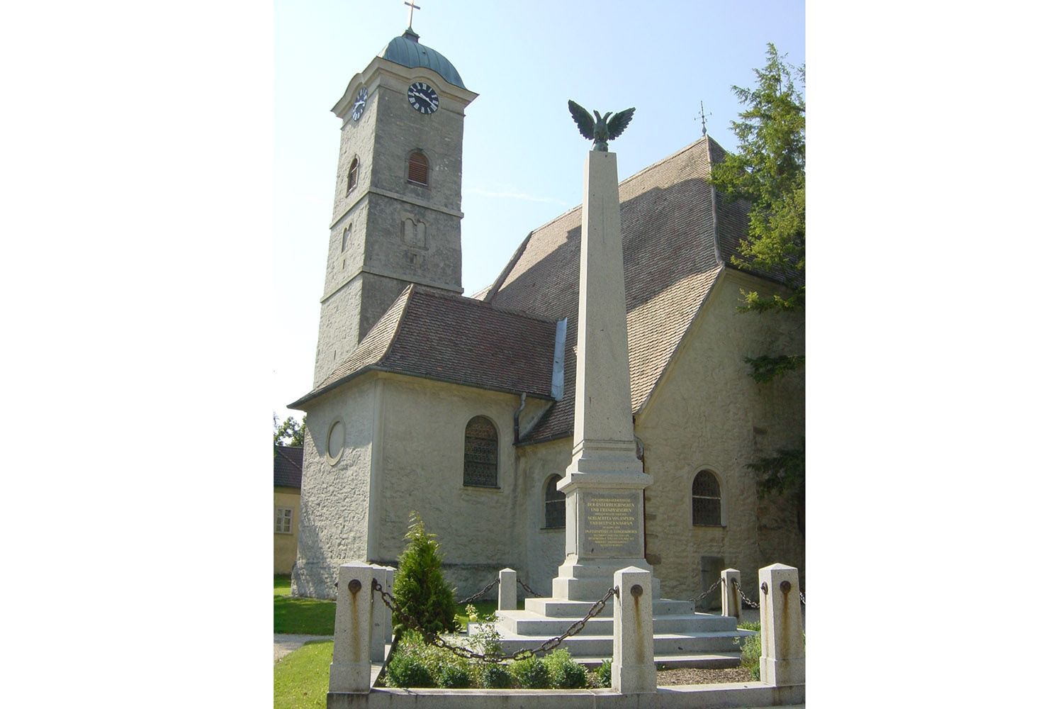 Kirche mit Turm und Denkmal in Ulrichskirchen.