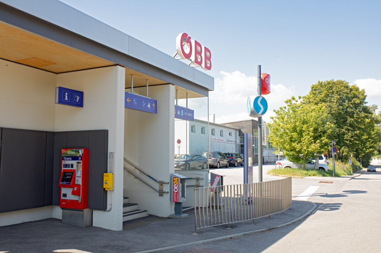 Entrance to Spillern station with ÖBB logo and ticket machine.