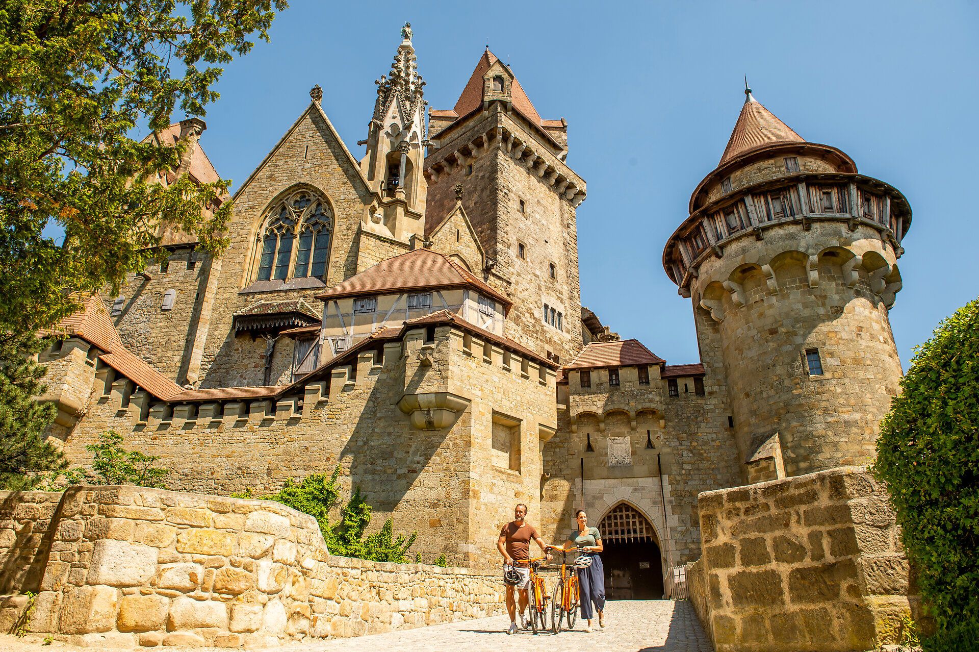 Die majestätische Burg Kreuzenstein thront über der malerischen Landschaft und lädt zu unvergesslichen Erkundungen ein. Radfahrer genießen die frische Luft und die atemberaubenden Ausblicke, während sie die charmanten Wege entlang der historischen Mauern erkunden.