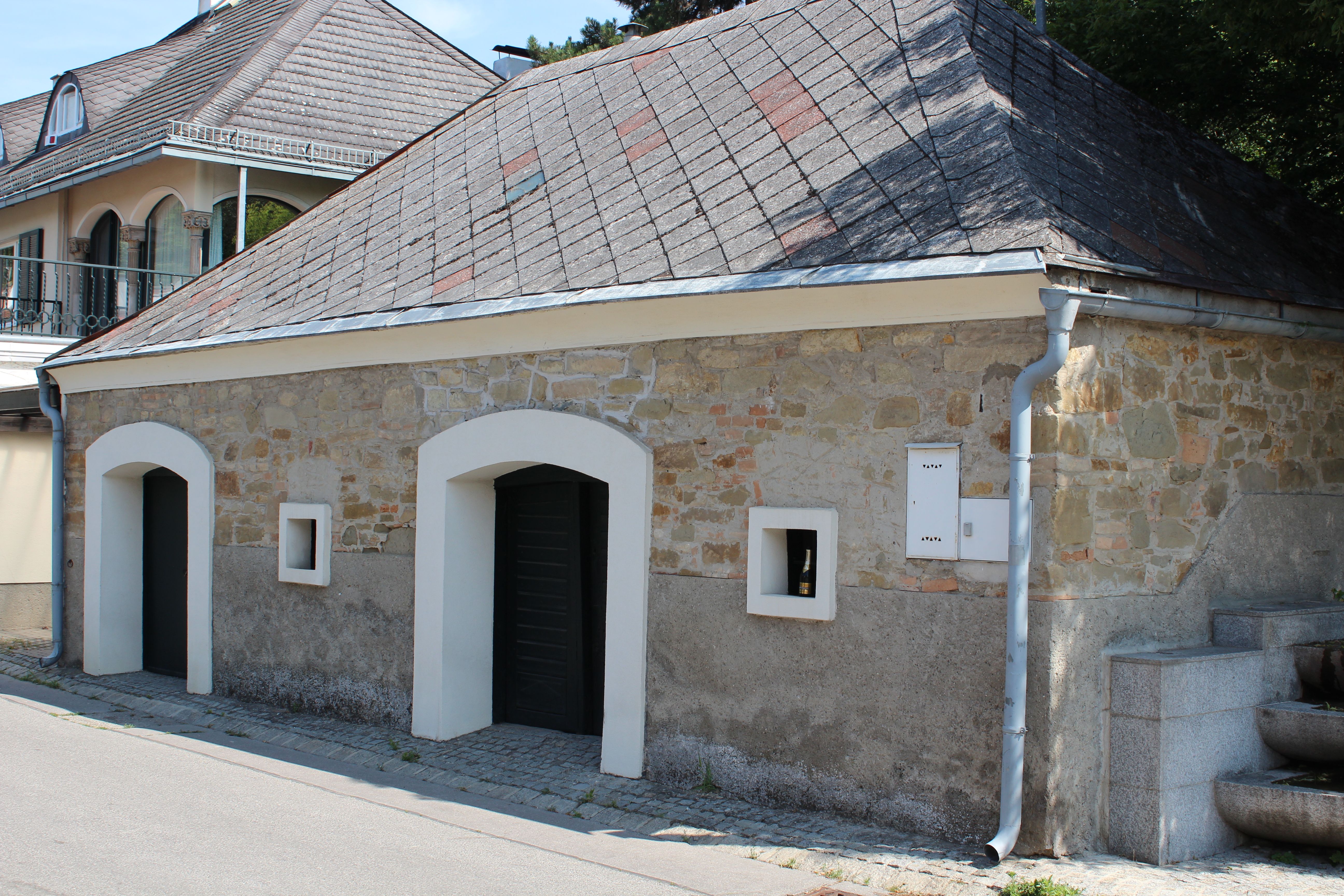 Ein traditionelles Gebäude mit Steinmauer und Schieferdach in Langenzersdorf.