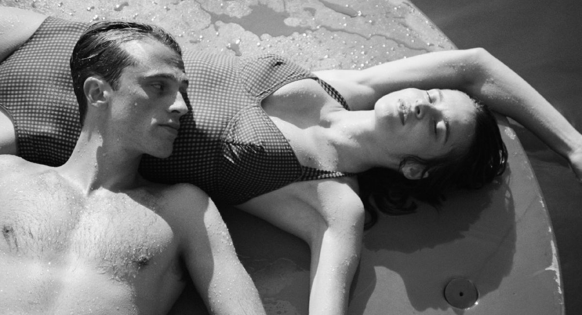 Zwei Personen, die in einem Pool liegen