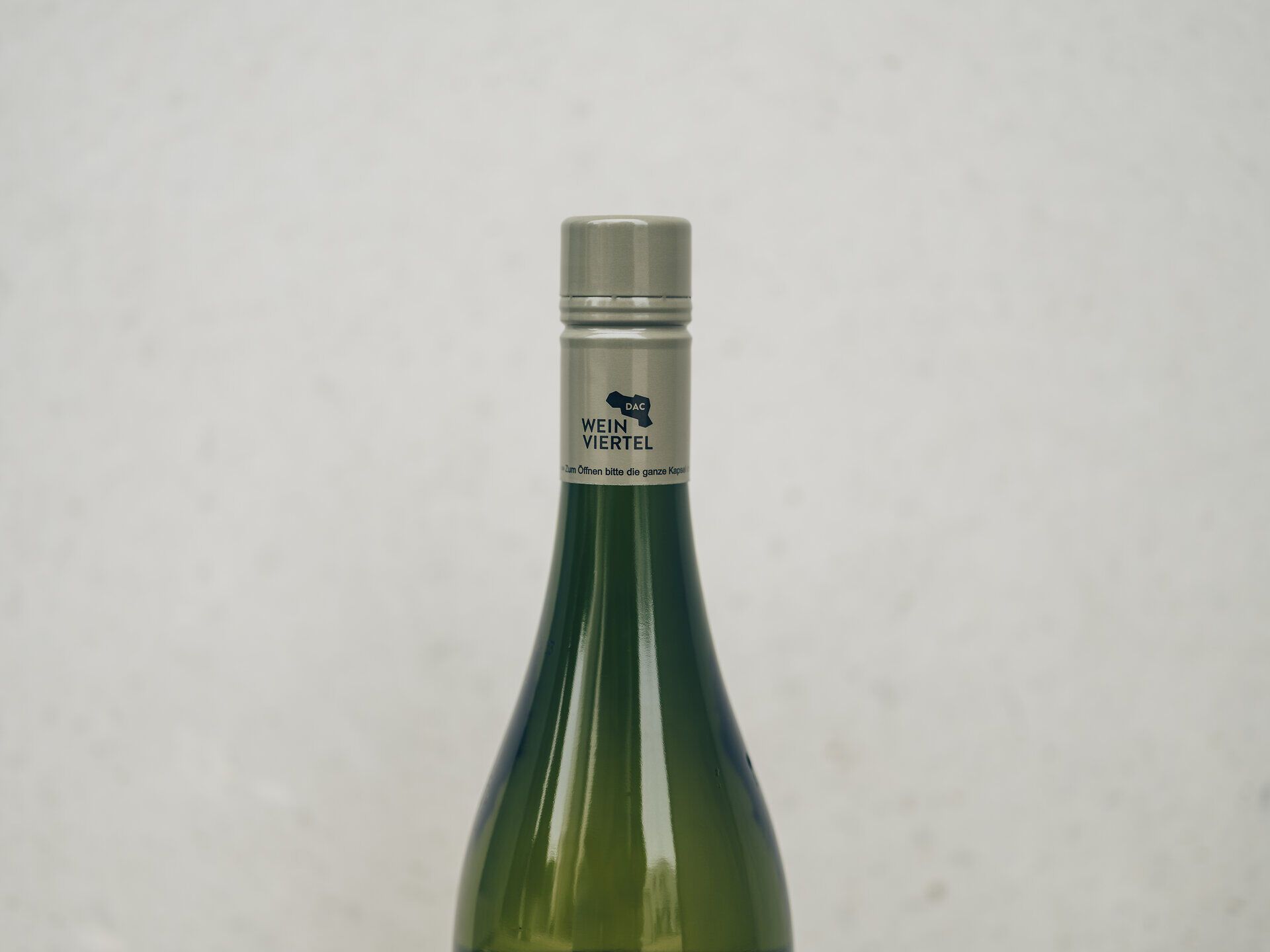 Eine elegante Weinflasche mit einem schimmernden Etikett steht bereit, um die Sinne zu verzaubern. Der Duft von frischen Trauben und die sanfte Brise des Weinviertels laden dazu ein, die köstlichen Aromen zu entdecken. Hier, wo Tradition und Genuss aufeinandertreffen, wird jeder Schluck zu einem unvergesslichen Erlebnis.