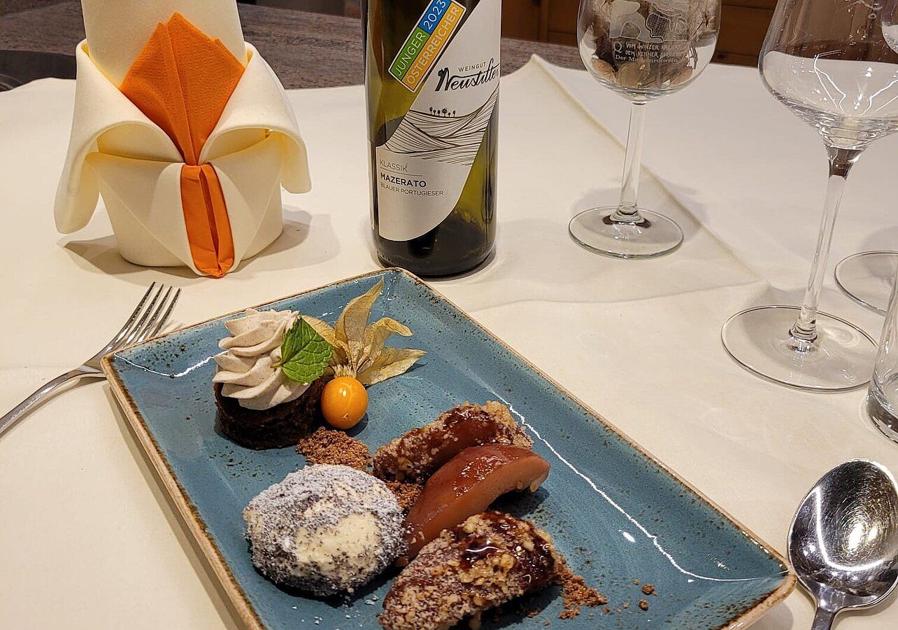Köstlichkeit mit Wein auf einem gedeckten Tisch