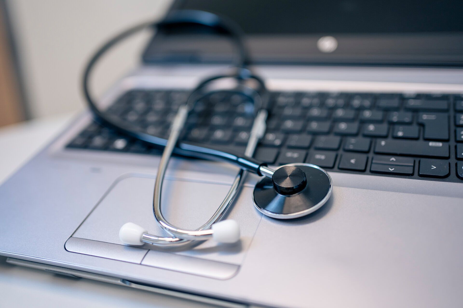 Ein Stethoskop liegt auf einer Laptop-Tastatur, ein Symbol für die Verbindung von Technologie und Gesundheit. Diese harmonische Szene lädt dazu ein, über das Wohlbefinden nachzudenken und die Bedeutung von Vorsorgeuntersuchungen zu schätzen. Hier wird deutlich, wie wichtig es ist, auf die eigene Gesundheit zu achten.