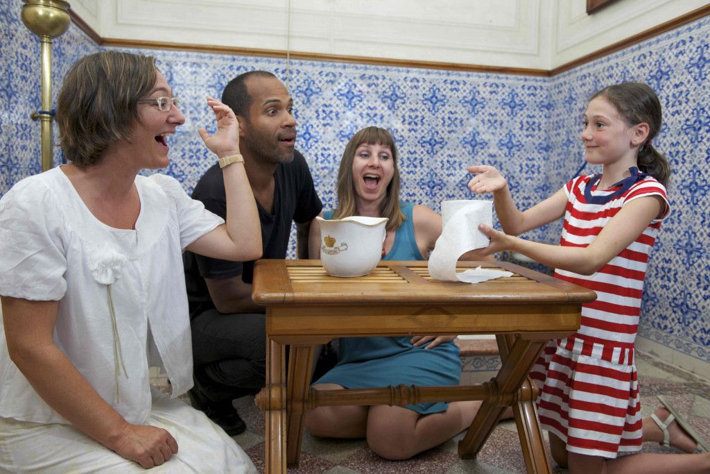 Familie beim Rätselraten