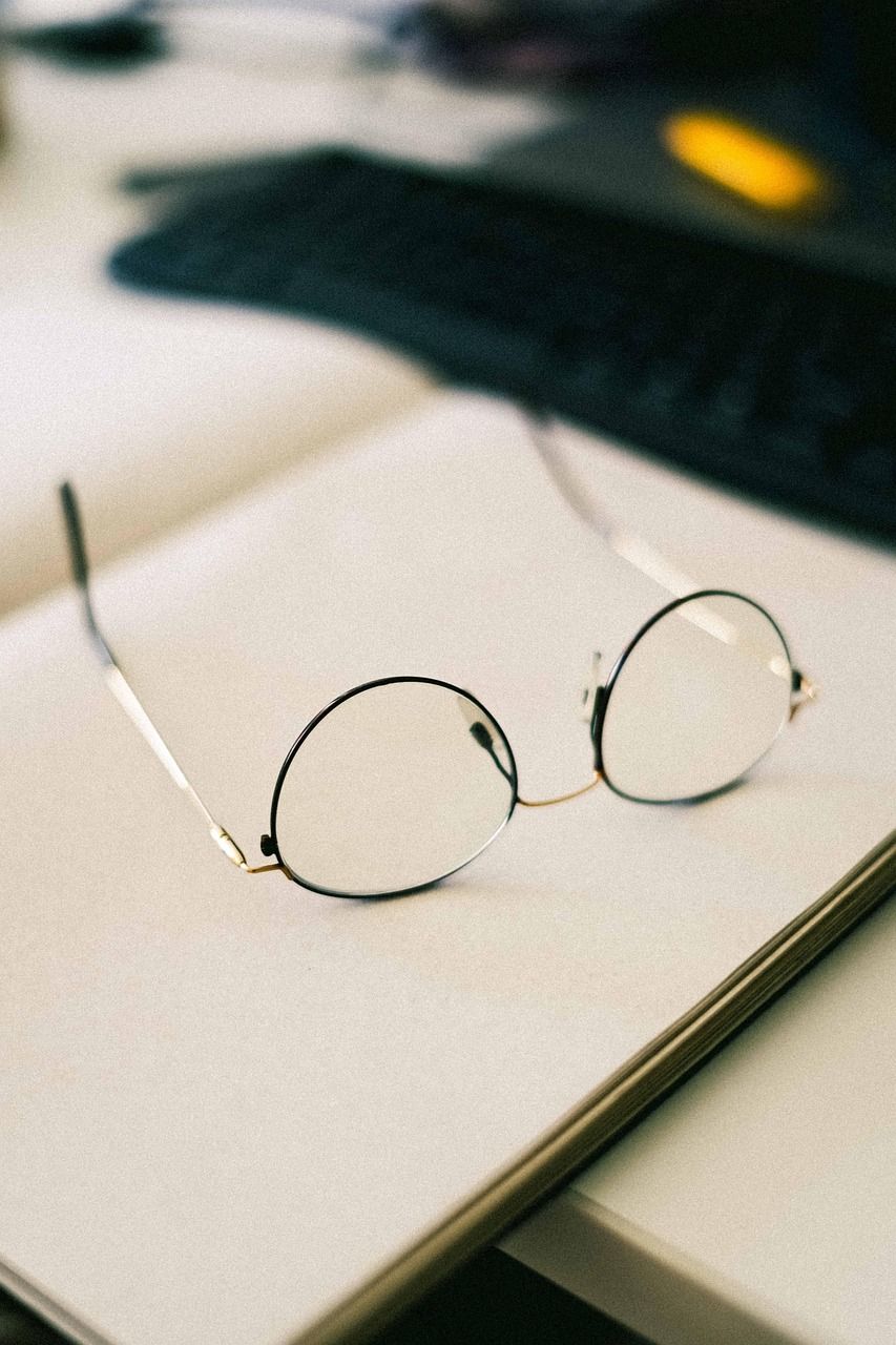 Eine Brille liegt auf einem Notizbuch