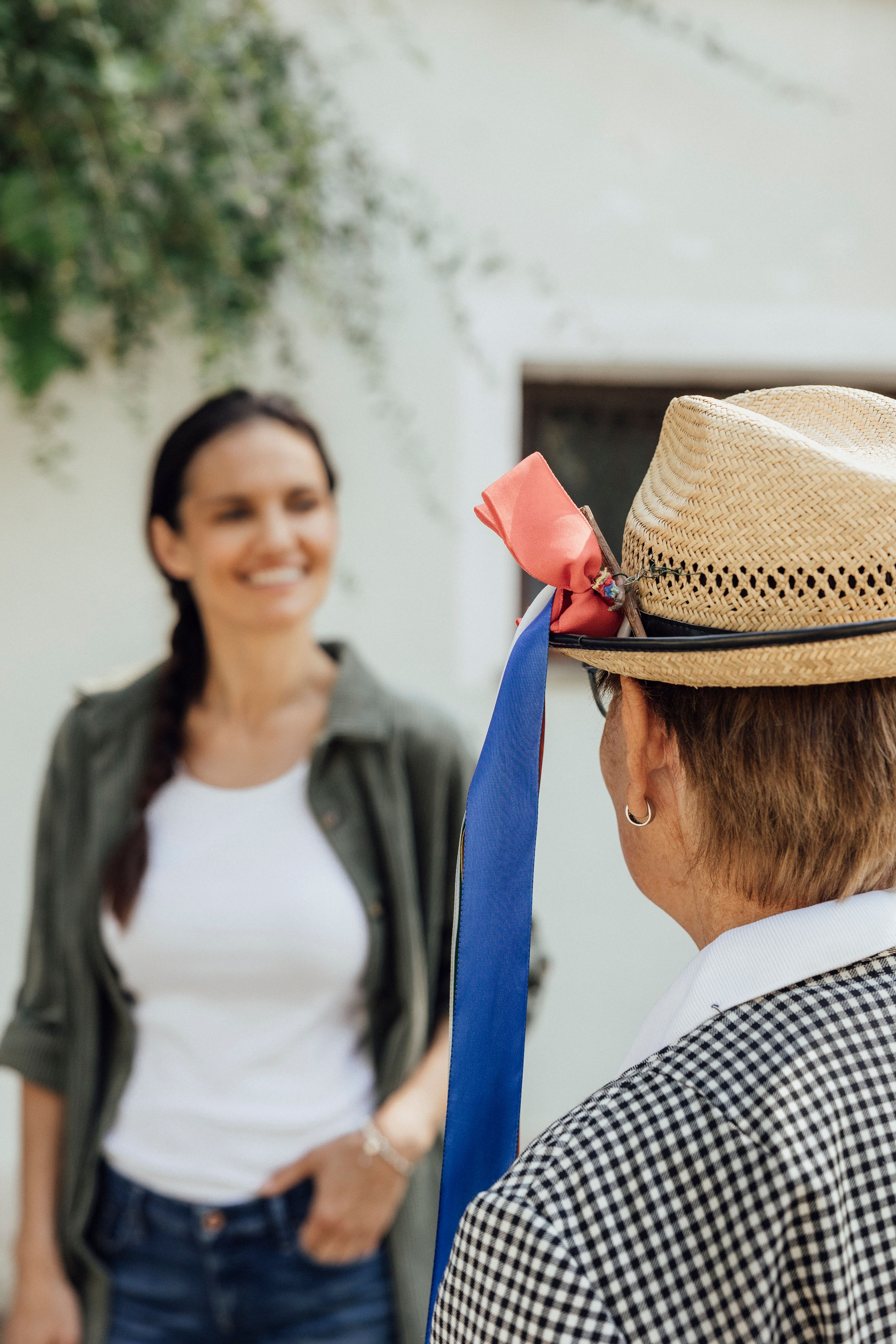 In der malerischen Kellergasse strahlt die Sonne durch die Blätter der Weinreben und schafft eine einladende Atmosphäre. Die fröhlichen Gesichter der Besucher spiegeln die Freude an der Weinfrühling-Kultur wider, während sie die charmanten Weinkeller erkunden. Hier wird die Tradition des Weinbaus lebendig und lädt zum Verweilen ein.