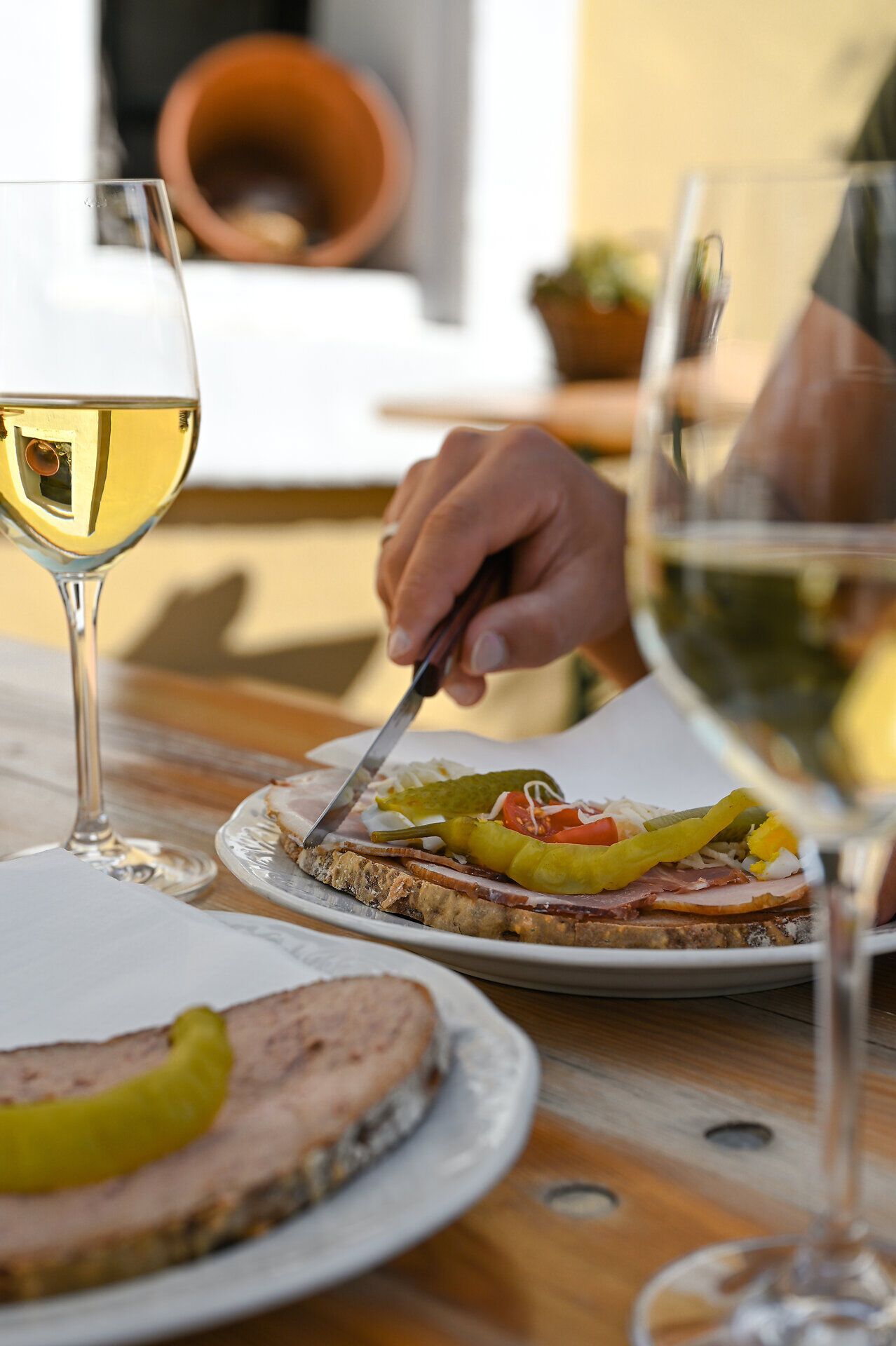 Genießen Sie die köstlichen belegten Brote, während Sie ein Glas erfrischenden Wein in der Hand halten. Umgeben von der malerischen Kulisse der Kellergassen, entfaltet sich hier eine Atmosphäre voller Genuss und Geselligkeit. Das Kellergassenfest vereint Wein, Kunst und Kultur zu einem unvergesslichen Erlebnis.