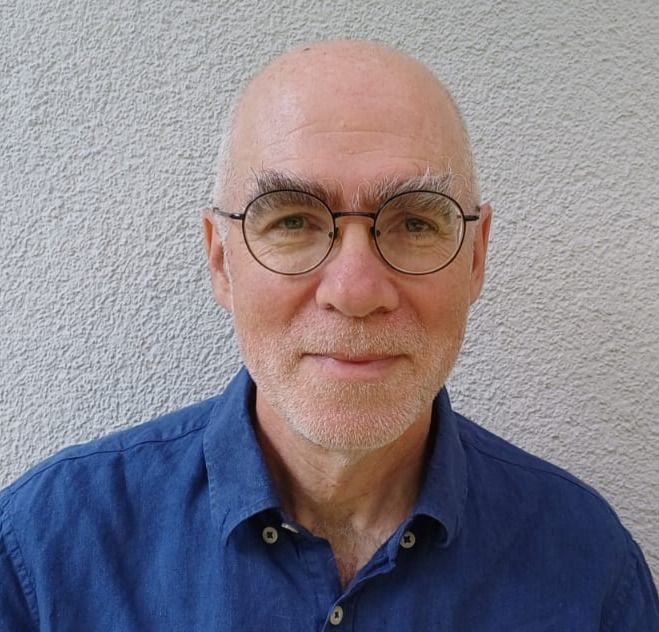 Vladimir Vertlib, Portrait mit Brille und blauem Hemd
