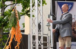 Der traditionelle Buschen (ein Bündel aus gehobelten Holzspänen, Reisig und orangenem Geschenksband) wird aufgezogen und damit ist der Heurigen eröffnet. 