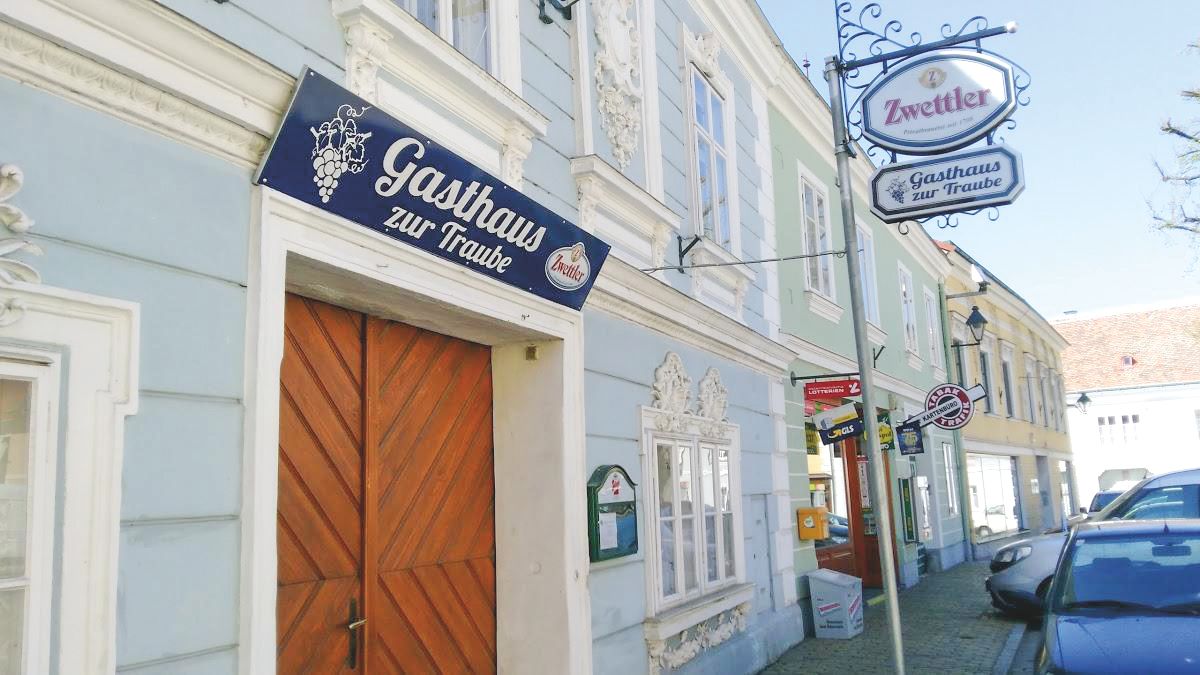 Fassade des Gasthauses zur Traube mit Zwettler-Bierschild.