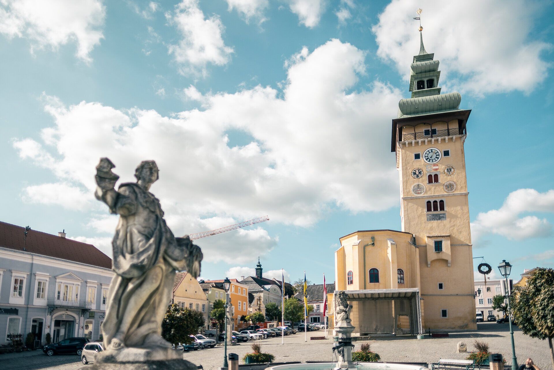 Die charmante Altstadt mit ihrem markanten Uhrturm strahlt eine einladende Atmosphäre aus. Umgeben von historischen Gebäuden und sanften Hügeln, lädt dieser Ort dazu ein, die Seele baumeln zu lassen und die Schönheit der Umgebung zu genießen.