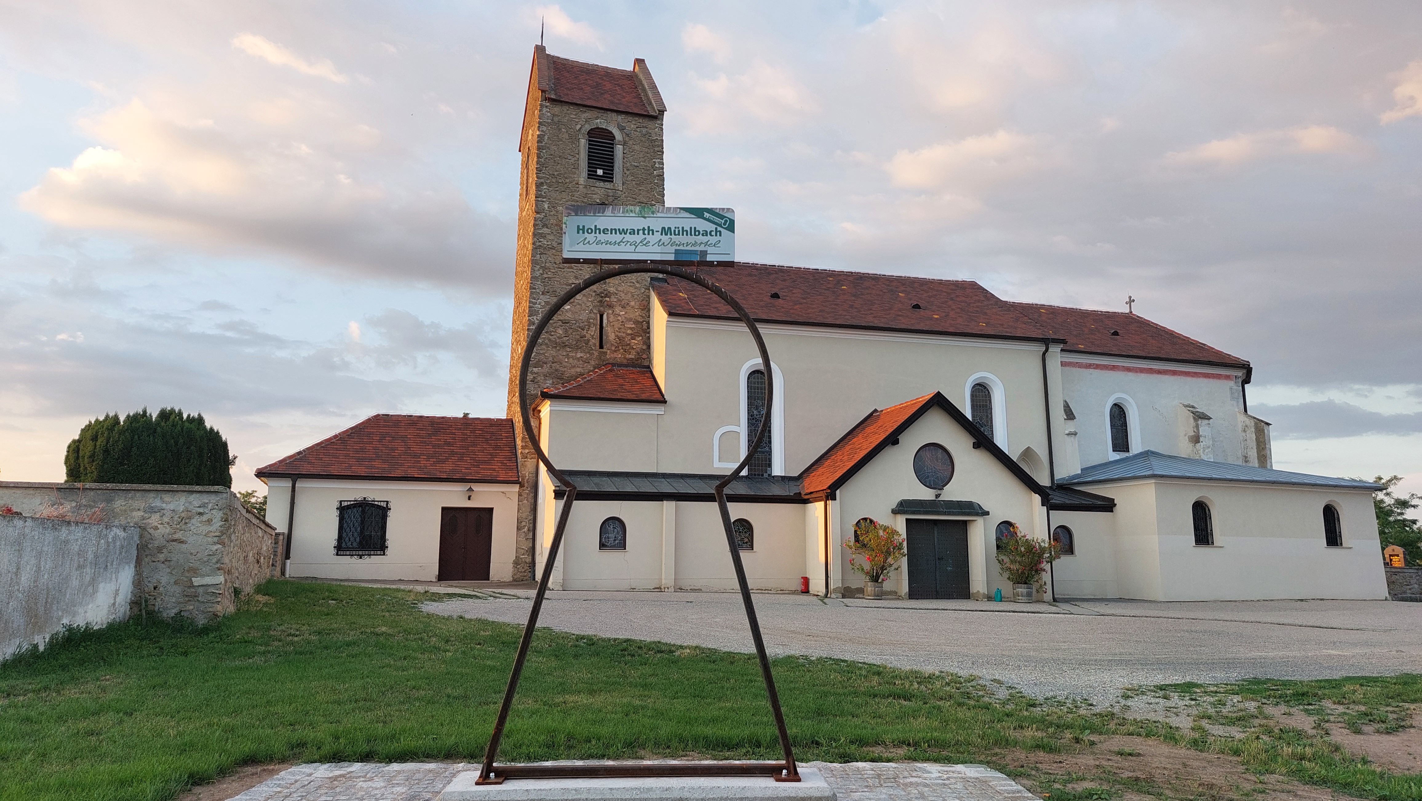 Kostel v Hohenwarthu s velkou sochou s klíčovou dírkou v popředí.