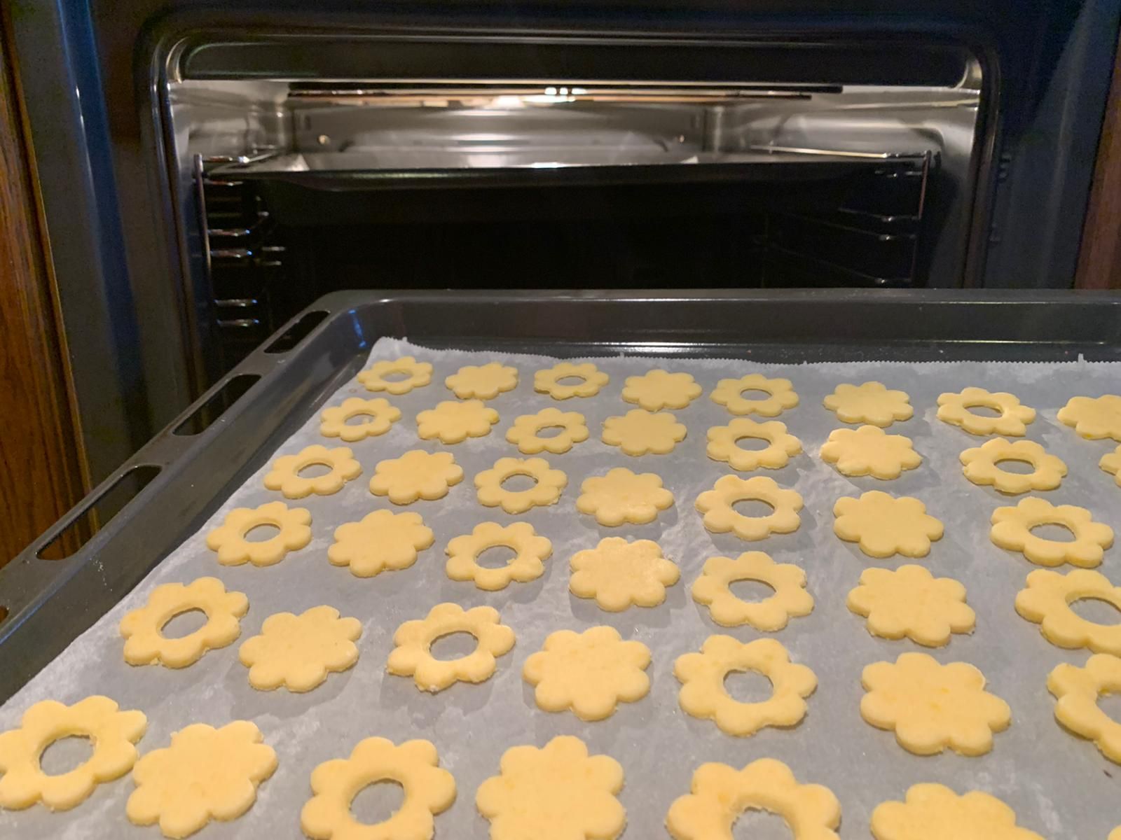 Die Weinviertler Krapferl namens Spitzbuben werden in den Backofen geschoben.