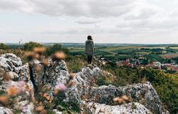 Ein sanfter Wind weht über die sanften Hügel, während die Sonne die Landschaft in warmes Licht taucht. Die bunten Wildblumen blühen in voller Pracht und laden dazu ein, die Schönheit der Natur zu genießen. Hier, wo die Weinhänge sich erstrecken, ist der Sommer ein wahres Fest für die Sinne.