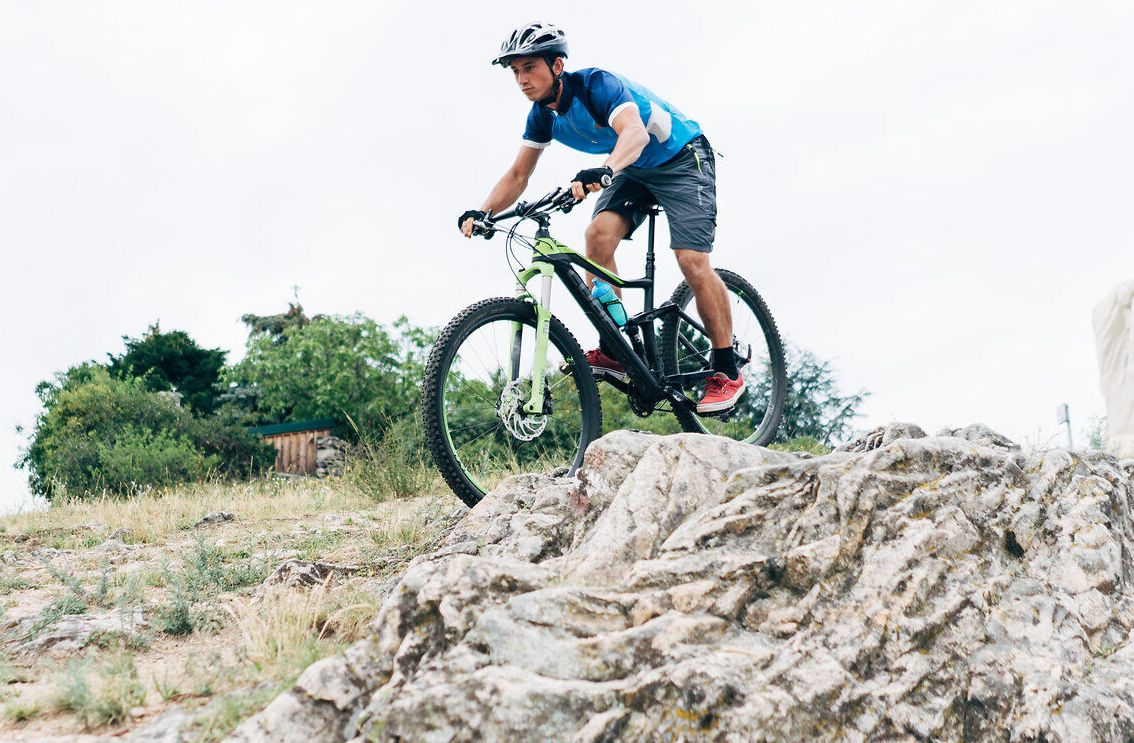 Ein Radfahrer genießt die frische Luft und die atemberaubende Landschaft, während er auf dem Euro Velo 13 unterwegs ist. Die sanften Hügel und die malerische Umgebung laden dazu ein, die Schönheit der Natur zu erkunden und unvergessliche Momente zu erleben.