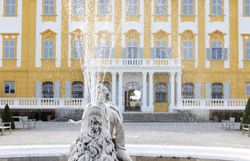 Brunnen vor Schloss Hof