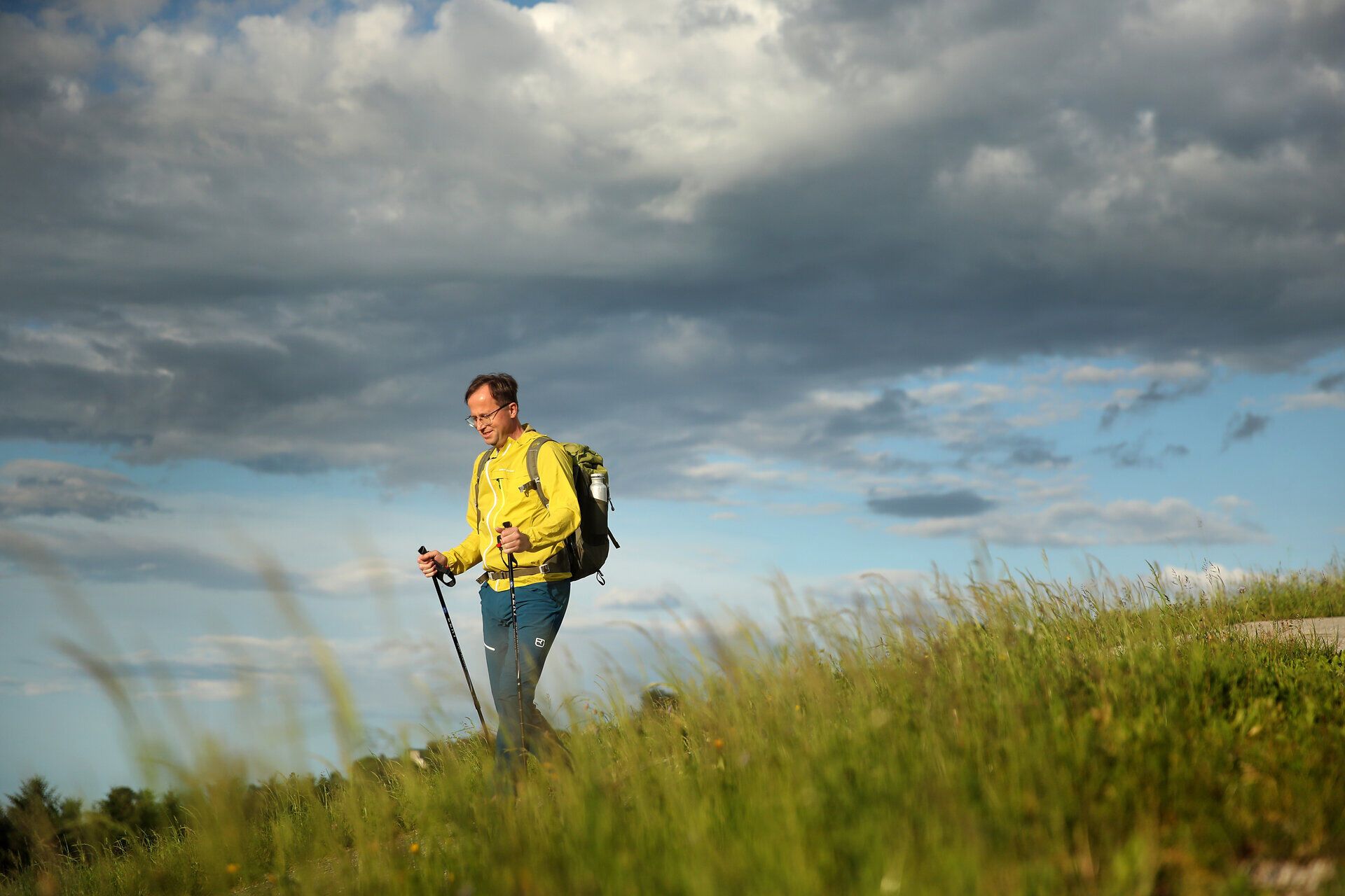 Pilger mit Wanderrucksack marschiert durch die Mostviertler Landschaft.
