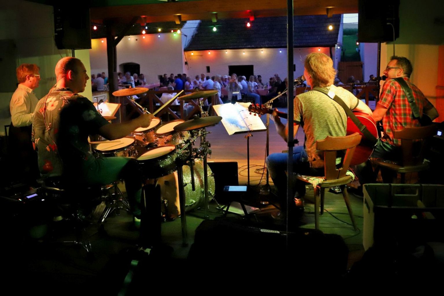 Live Musik bringt Stimmung in die wunderbare Kellergasse