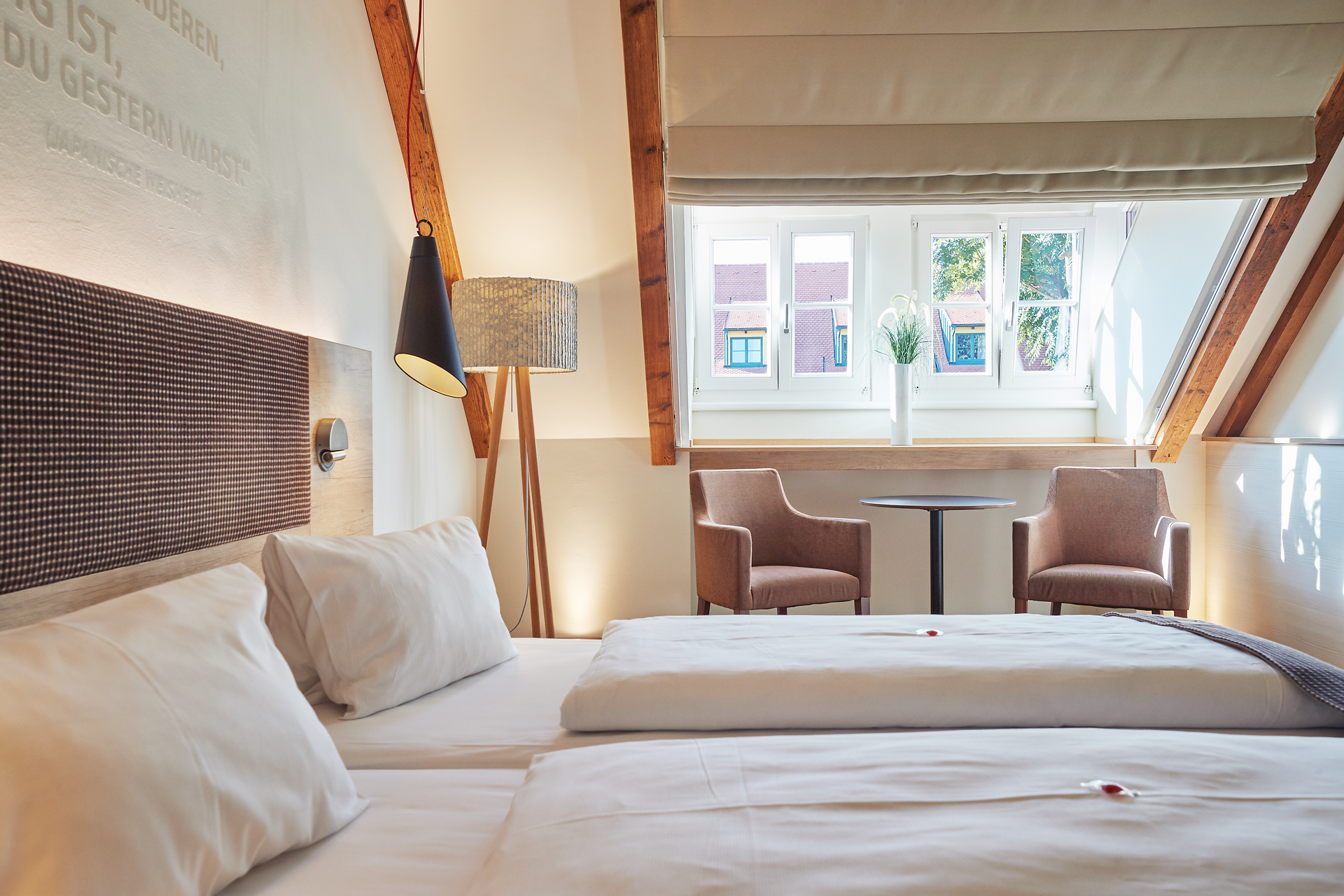 In einem stilvollen Zimmer mit sanften Farben und viel natürlichem Licht lädt die gemütliche Atmosphäre zum Entspannen ein. Die großen Fenster bieten einen Blick auf die malerische Umgebung, während die geschmackvolle Einrichtung den Charme der Region widerspiegelt. Hier lässt sich der Genuss des Weins und die Ruhe der Natur perfekt vereinen.