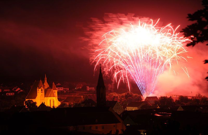 Sonnwendfeuer mit Feuerwerk