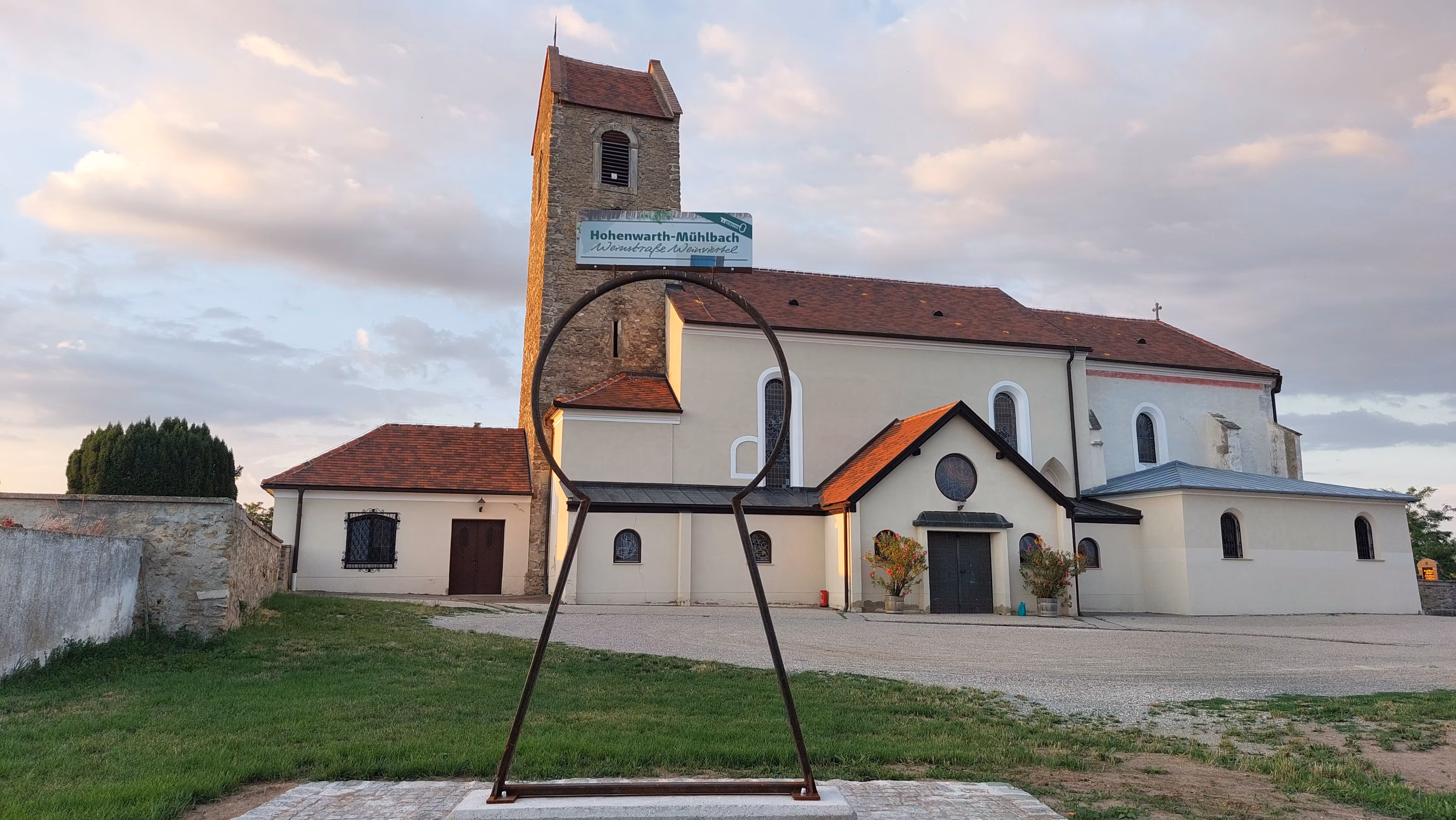 Kirche in Hohenwarth mit großem Schlüsselloch-Skulptur im Vordergrund.