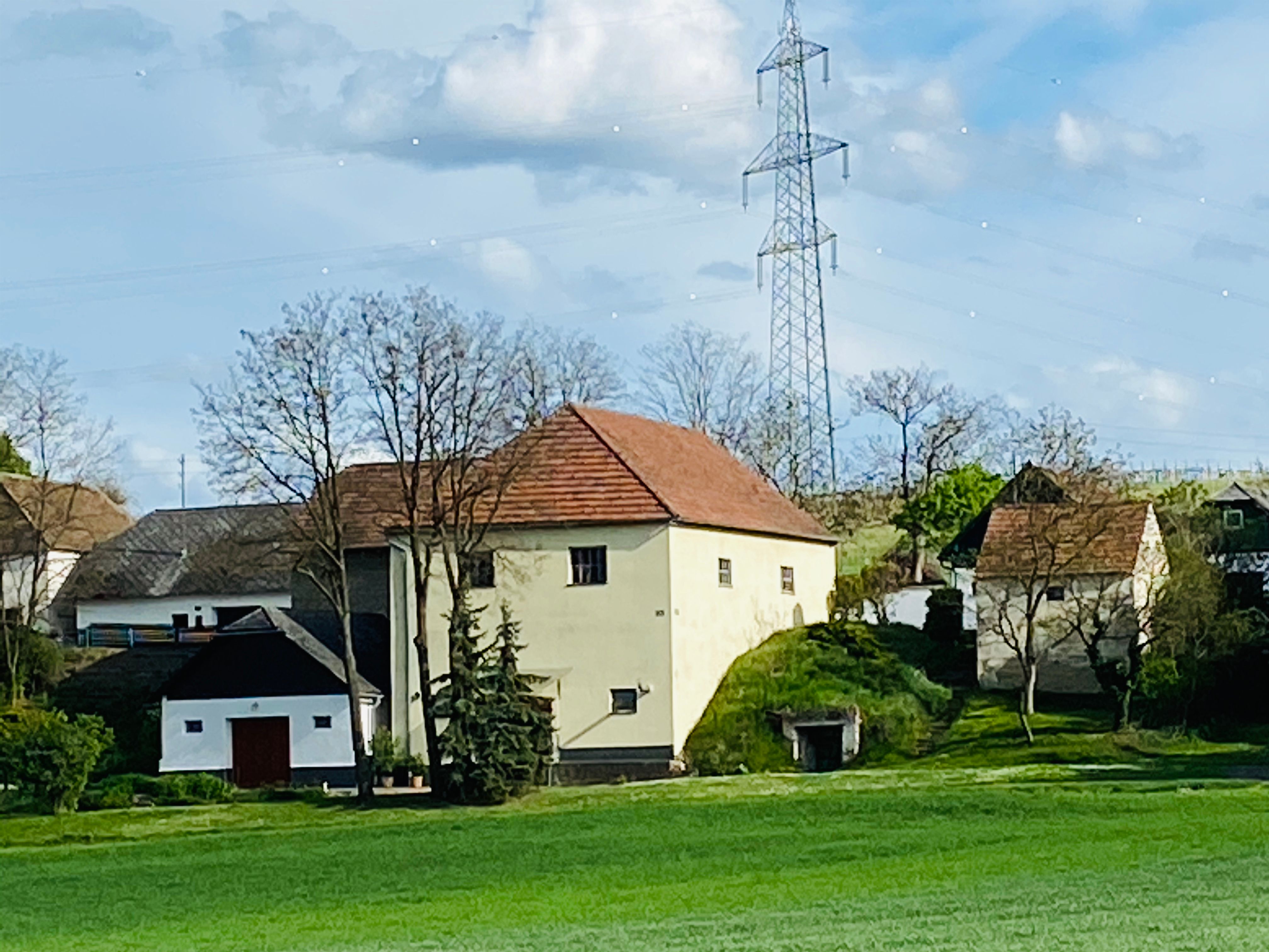 Ländliche Szene mit Häusern und Strommast im Weinviertel.