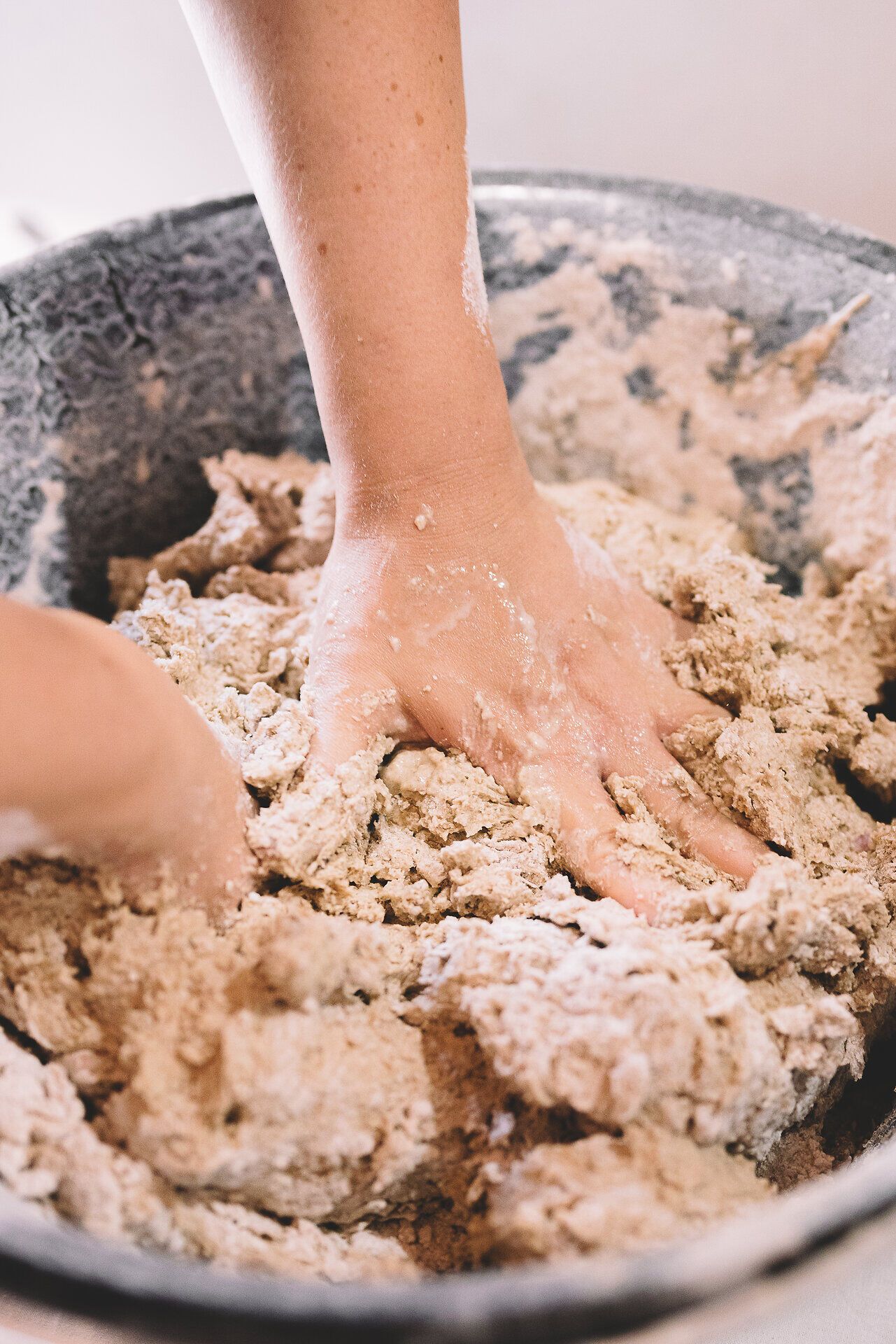 In der Windmühle Retz wird mit Hingabe und Geschick ein köstlicher Teig zubereitet, der die Sinne verführt. Die warmen, duftenden Aromen des frisch gebackenen Brotes laden dazu ein, die kulinarischen Schätze des Weinviertels zu entdecken. Hier vereinen sich Tradition und Genuss in einer einzigartigen Atmosphäre.