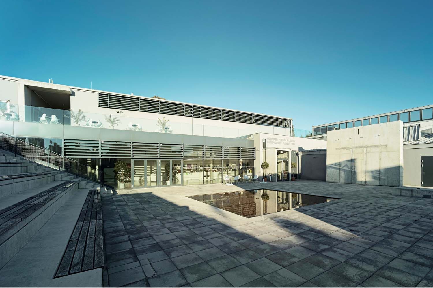 Außenansicht des MAMUZ Museums Mistelbach mit modernem Design und Glasfassade.