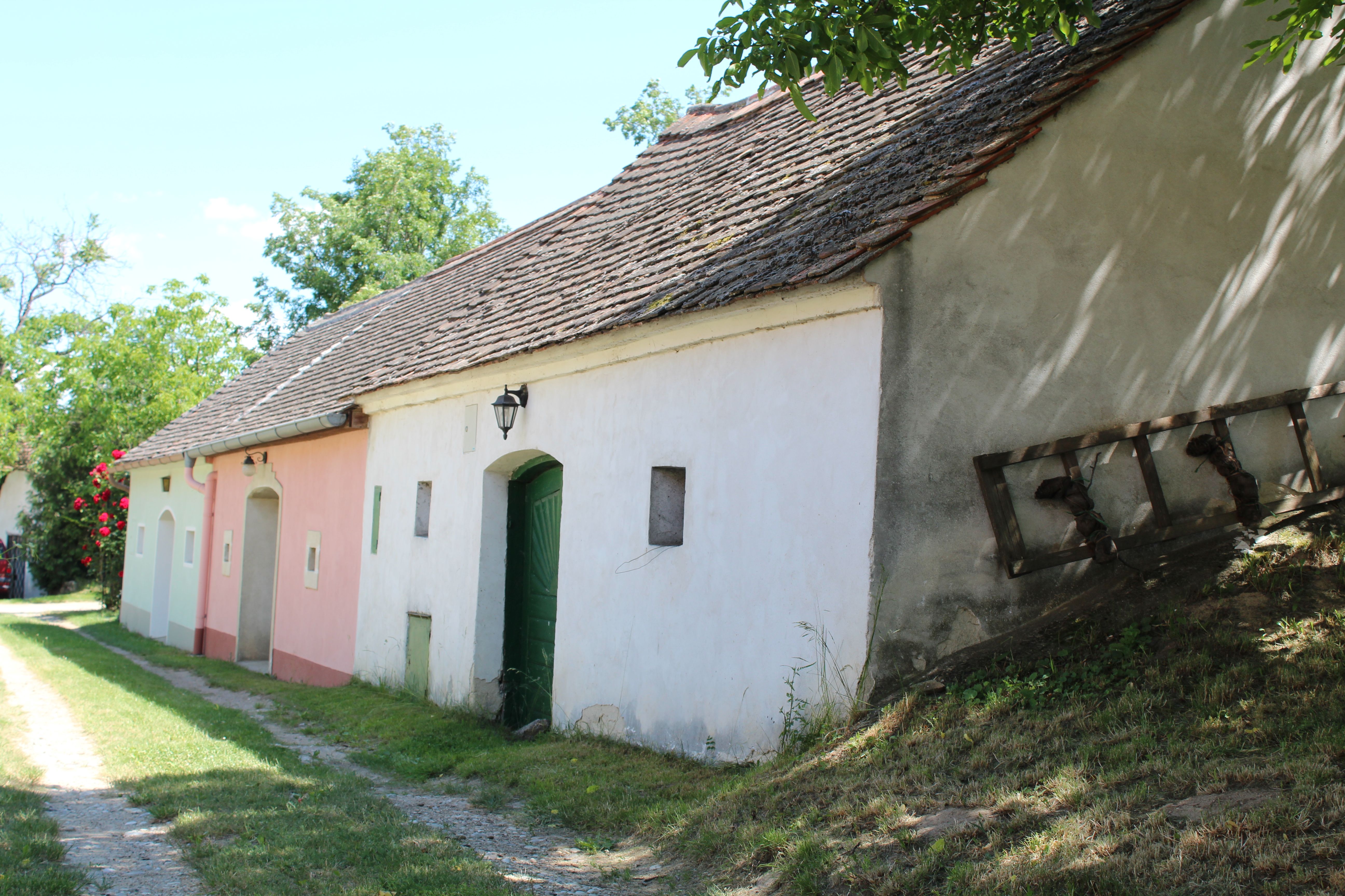 Traditionelle Weinkeller in der Kellergasse von Stoitzendorf, Österreich.