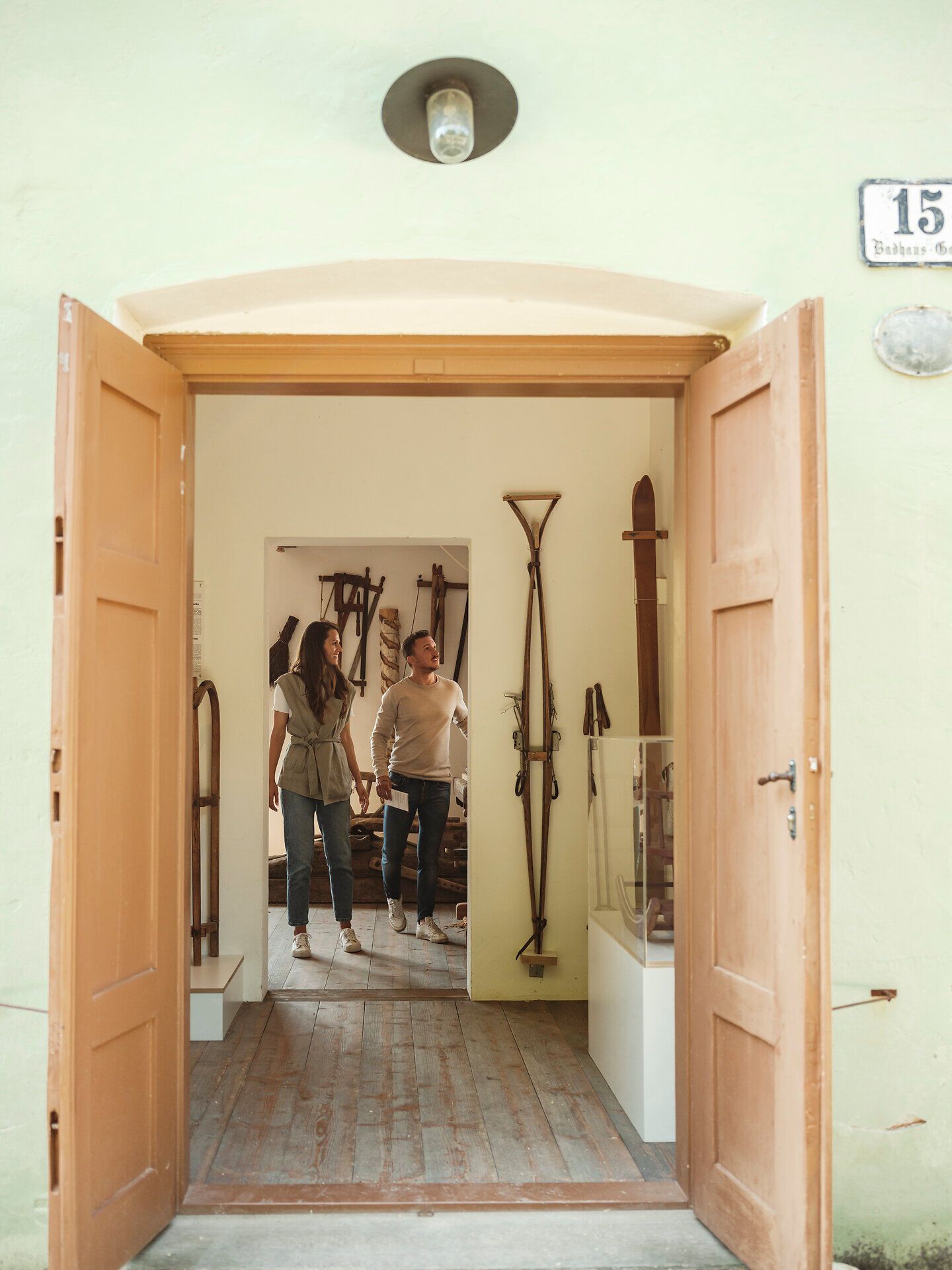 Das Weinviertler Museumsdorf Niedersulz lädt Besucher ein, in die Geschichte und Traditionen der Region einzutauchen. Die rustikalen Holztüren öffnen den Zugang zu einer faszinierenden Ausstellung, die das ländliche Leben vergangener Zeiten lebendig werden lässt. Hier spürt man die herzliche Atmosphäre und die Verbundenheit zur Natur.