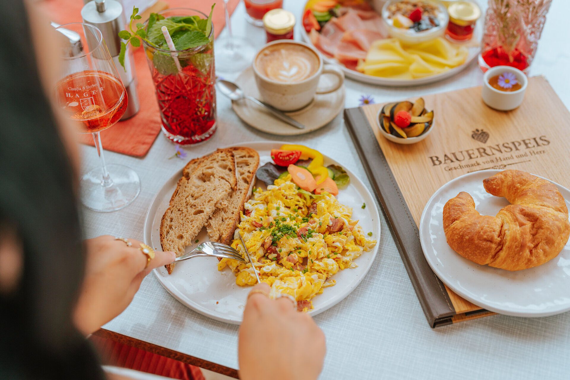 Ein köstliches Frühstück erwartet die Gäste in einem einladenden Ambiente. Frisch zubereitete Rühreier, duftender Kaffee und regionale Spezialitäten laden zum Genießen ein. Umgeben von der idyllischen Landschaft des Marchfelds wird jeder Bissen zu einem Erlebnis.
