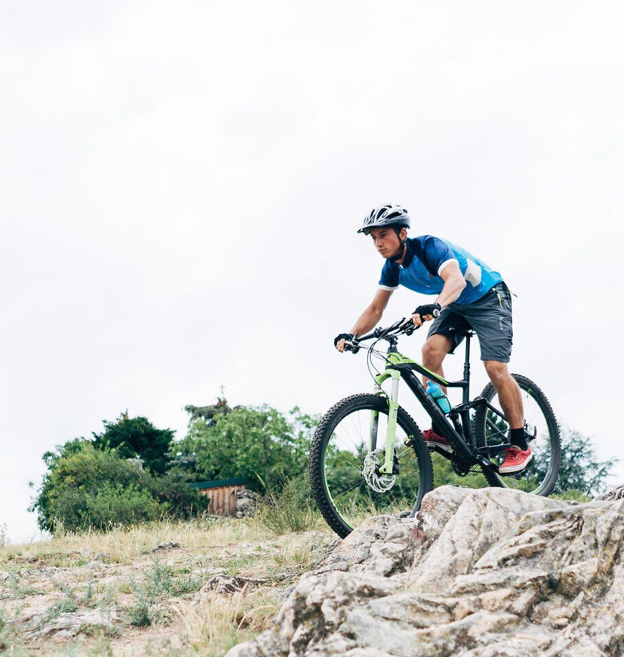 Ein Radfahrer genießt die frische Luft und die atemberaubende Landschaft, während er auf dem Euro Velo 13 unterwegs ist. Die sanften Hügel und die malerische Umgebung laden dazu ein, die Schönheit der Natur zu erkunden und unvergessliche Momente zu erleben.
