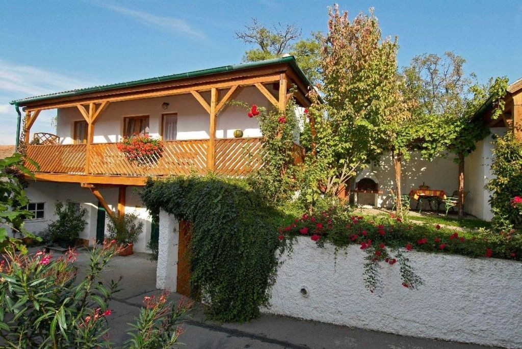 Ferienwohnung mit Holzveranda und Garten.