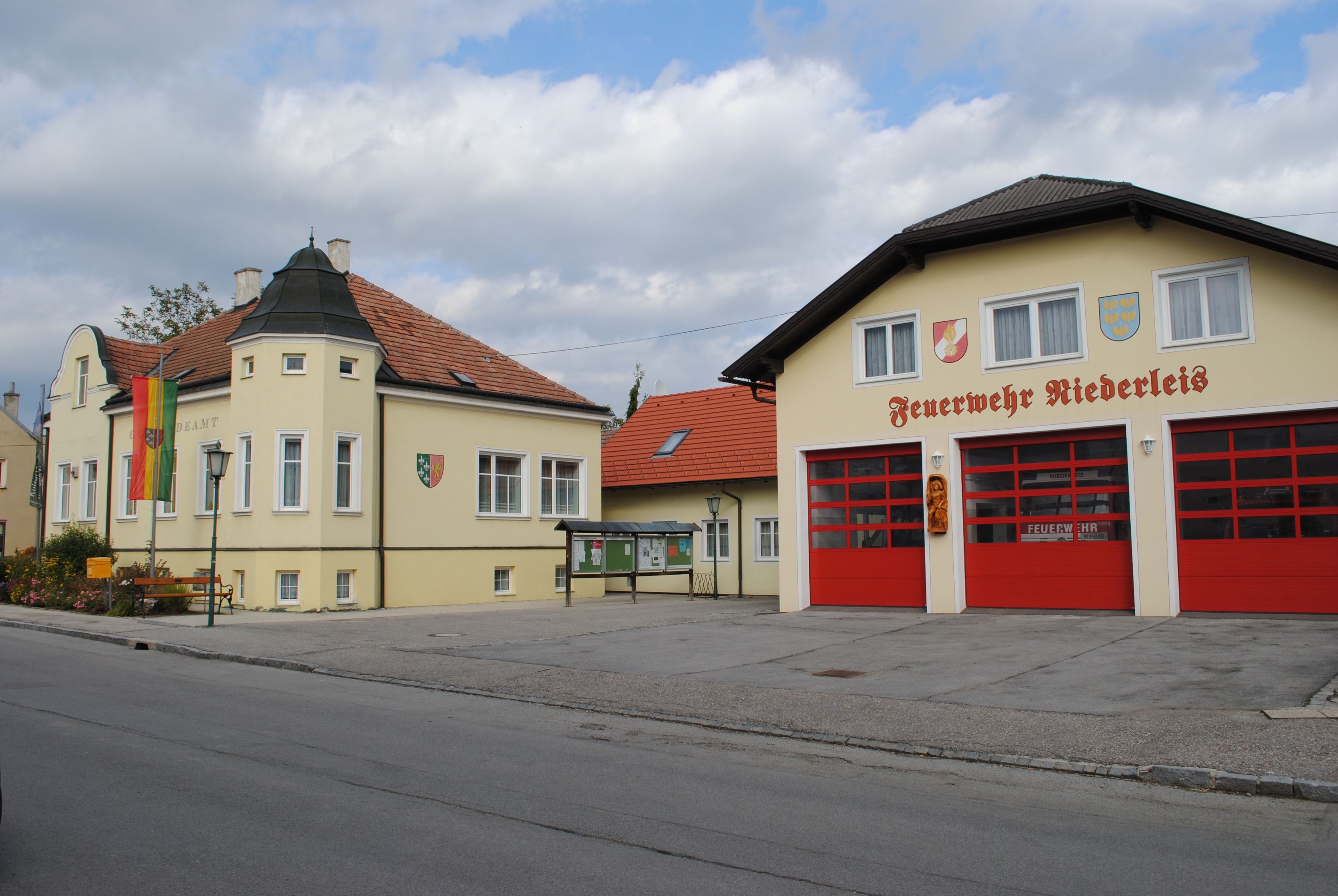 Gemeindeamt und Feuerwehrhaus in Niederleis, Österreich.