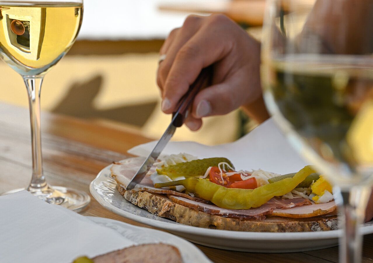 Genießen Sie die köstlichen belegten Brote, während Sie ein Glas erfrischenden Wein in der Hand halten. Umgeben von der malerischen Kulisse der Kellergassen, entfaltet sich hier eine Atmosphäre voller Genuss und Geselligkeit. Das Kellergassenfest vereint Wein, Kunst und Kultur zu einem unvergesslichen Erlebnis.