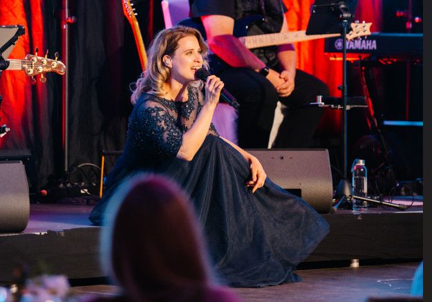 Anja Wendzel und weitere Superstars begeistern im Schloss Mailberg.