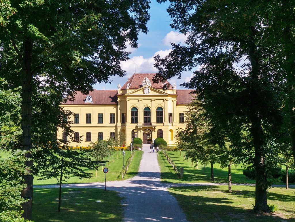 Schloss Eckartsau barocke Westfassade mit doppelreihiger Lindenallee