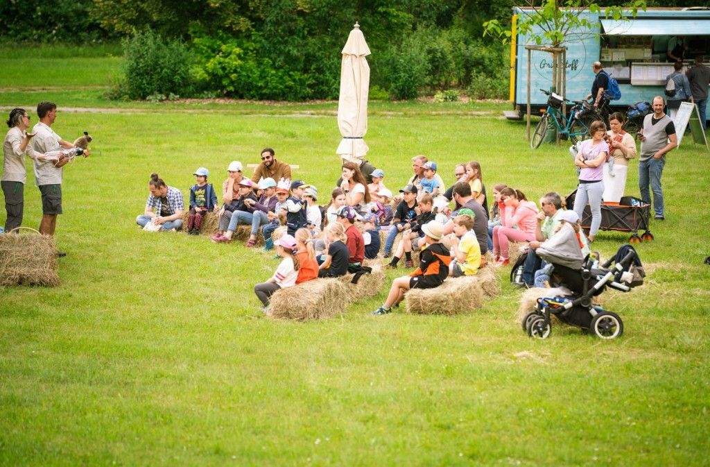 Das fahrende Autheater des Nationalpark Donau-Auen mit Publikum