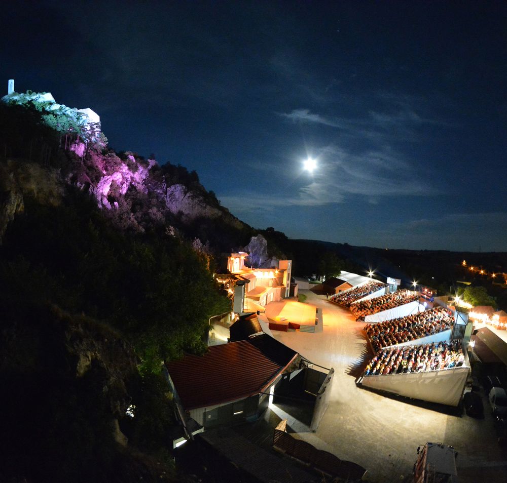 Blick auf die Felsenbühne Staatz bei Vollmond - eine Bühne mitten im Staatzer Berg mit Tribüne.