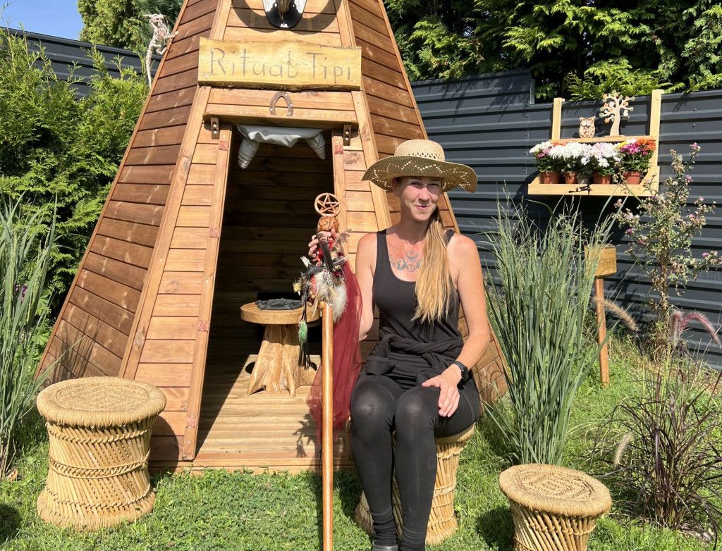Angela Dangl im Naturkunde Hexengarten beim Ritual Tipi. 