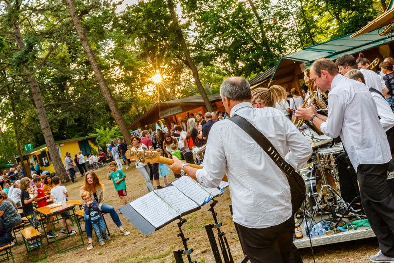 Für beste Unterhaltung sorgen täglich Live-Bands