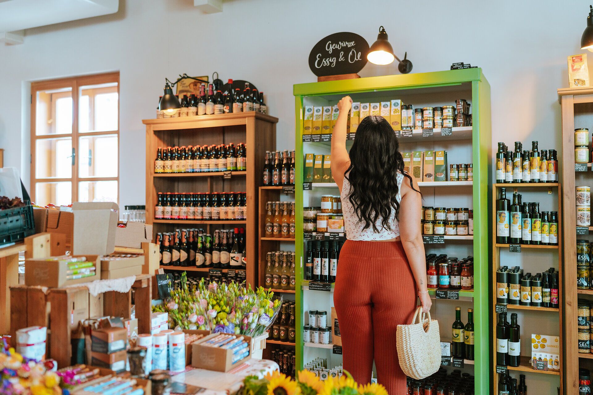 In einem einladenden Hofladen, umgeben von regionalen Köstlichkeiten, genießt man die frische Atmosphäre des Marchfelds. Die Regale sind gefüllt mit sorgfältig ausgewählten Produkten, die das Herz eines jeden Feinschmeckers höher schlagen lassen. Hier wird der Genuss von lokalen Spezialitäten zu einem unvergesslichen Erlebnis.