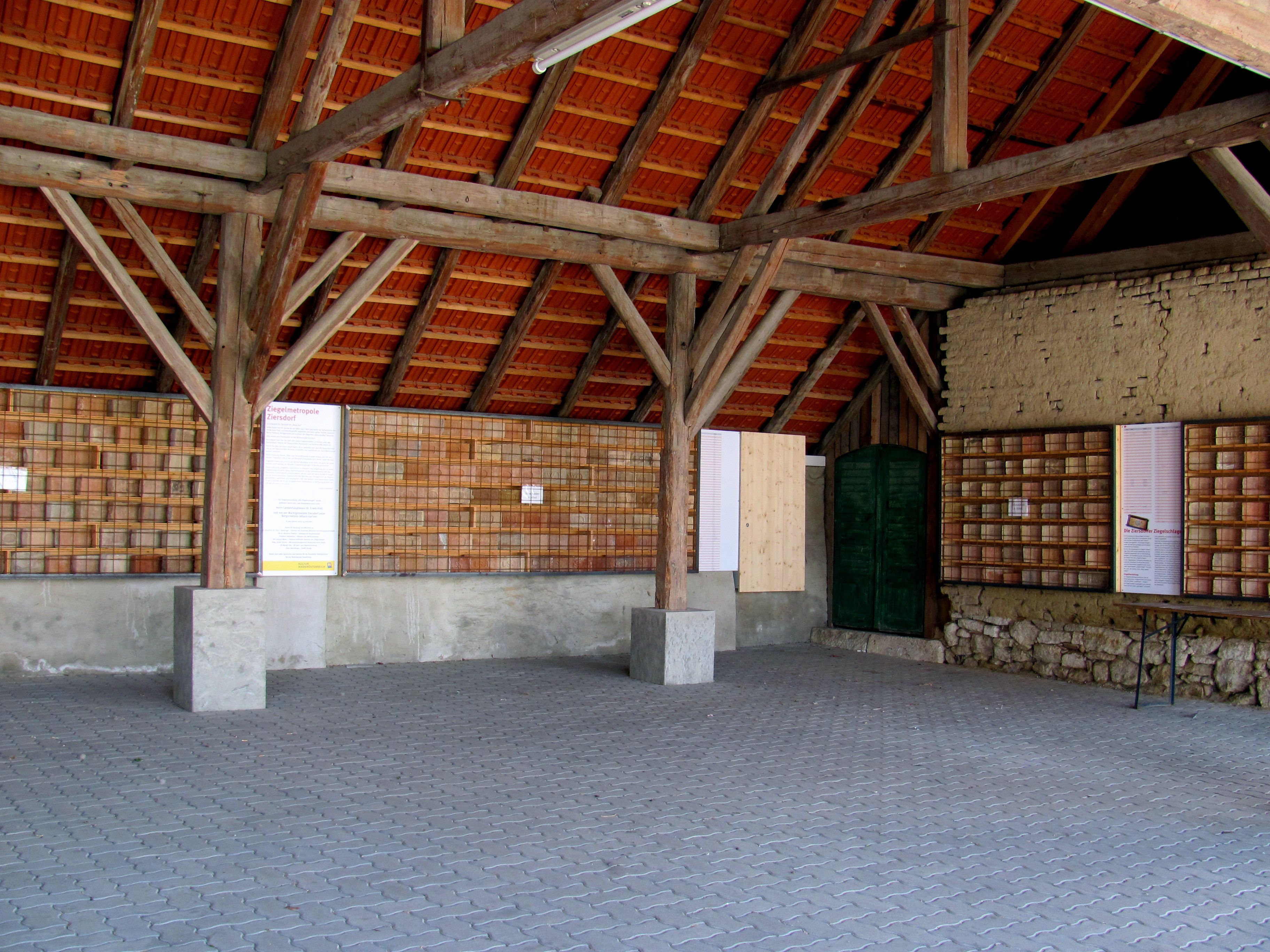 Innenansicht des Ziegelmuseums in Ziersdorf mit Holzbalken und Ziegelwänden.