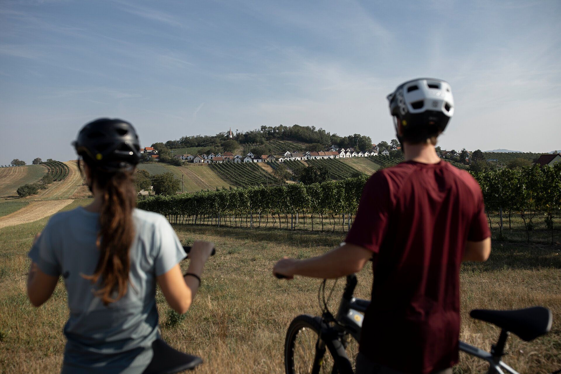 Die sanften Hügel des Weinviertels laden zu einer erfrischenden Radtour ein. Umgeben von üppigen Weinreben und malerischen Ausblicken, genießen die Radfahrer die friedliche Atmosphäre und die Schönheit der Natur. Ein perfekter Ort, um die Seele baumeln zu lassen und die frische Luft zu atmen.