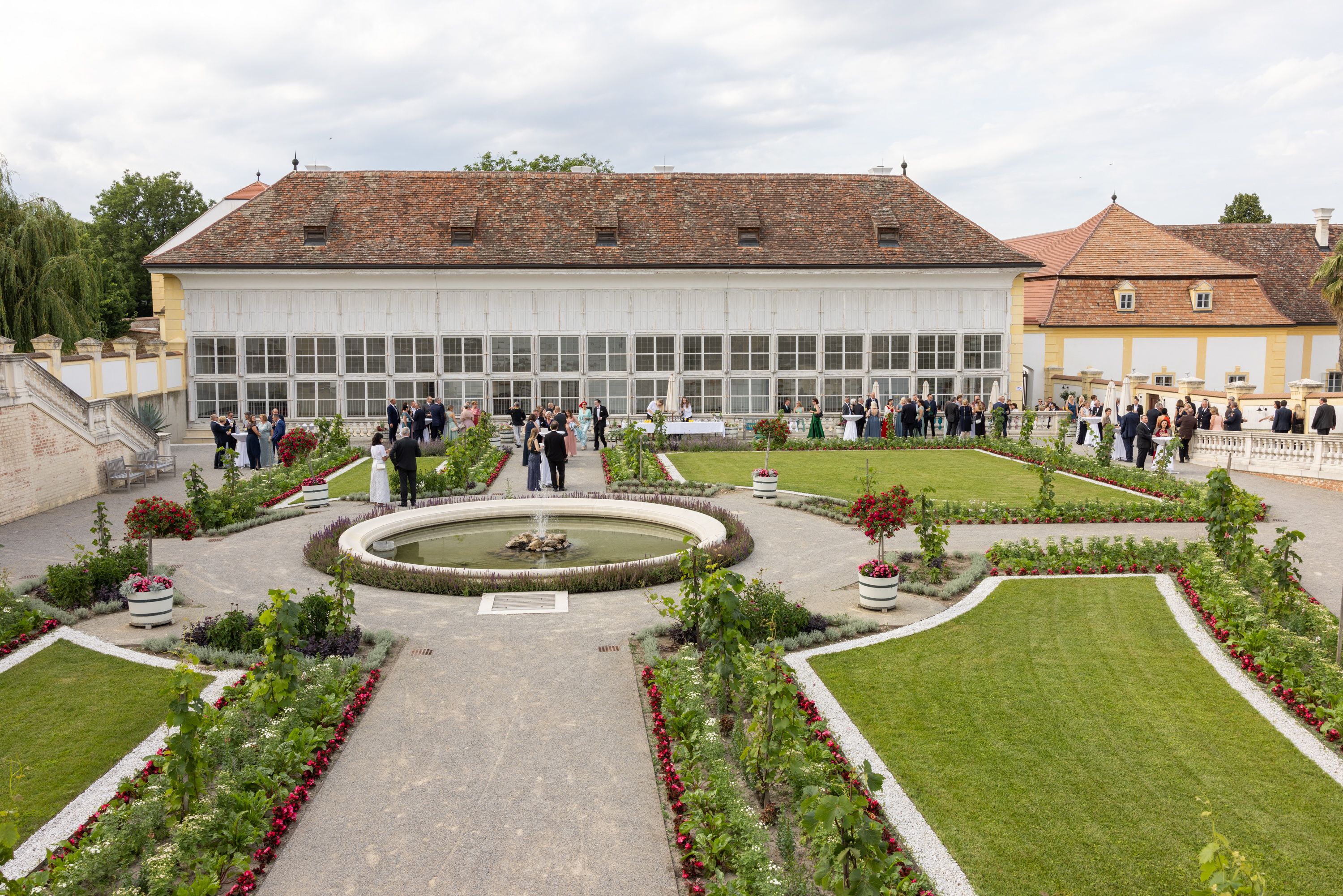 Ballgesellschaft  zwischen Gärten auf Schloss Hof