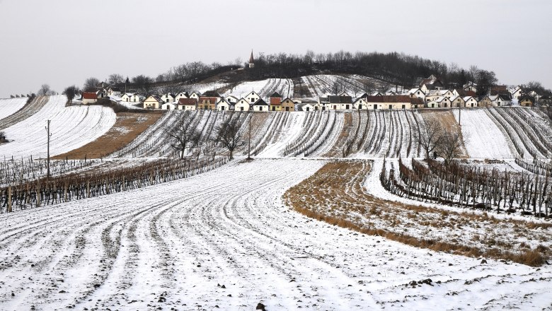 Malerische Kellergasse mitten in der idyllischen Winterlandschaft , © Weinviertel Tourismus / Mandl