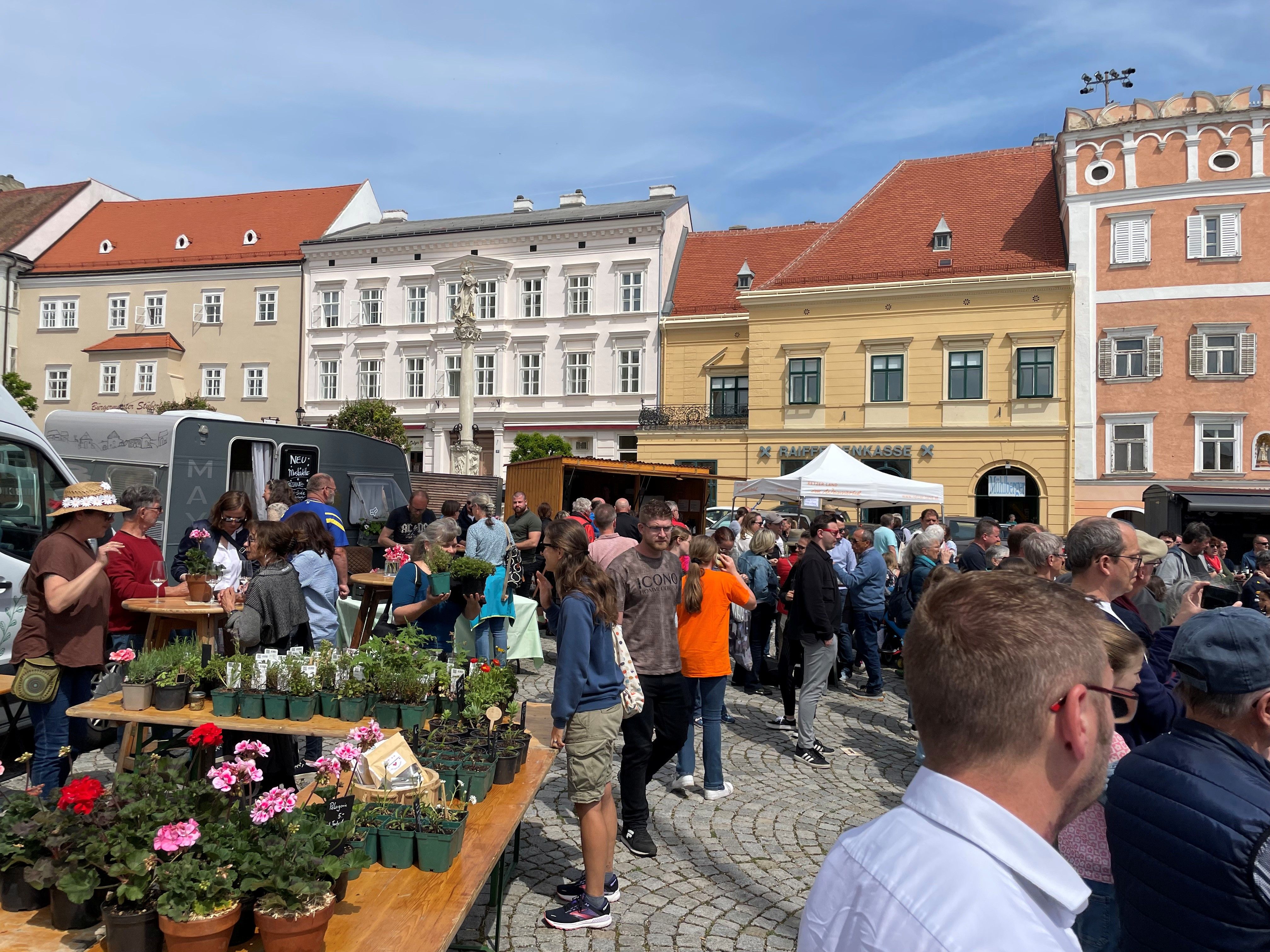 Genussmarkt im Retzer Land am Hauptplatz von Retz an einem sommerlichen Tag mit vielen Menschen